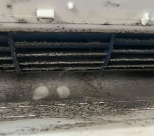 阳朔空调吹的风有股烧焦味是怎么回事